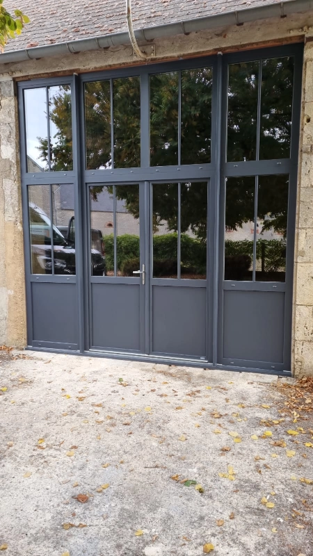 Fenêtre d'atelier PVC gris