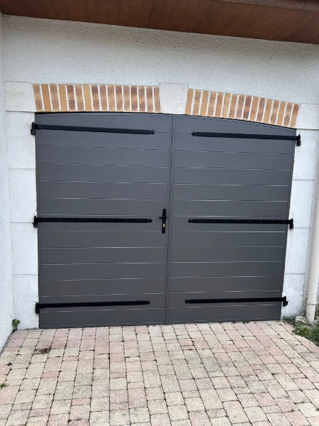 Porte de garage battante grise