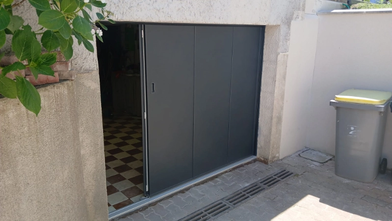Porte de garage latérale grise