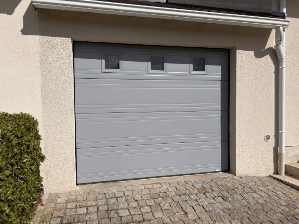 Porte de garage sectionnelle grise